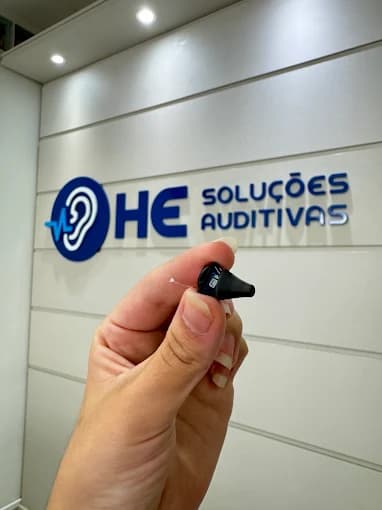 Aparelho auditivo ultradiscreto intra-canal na mão